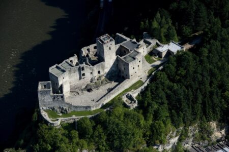 Hrad Strečno a splav na pltiach